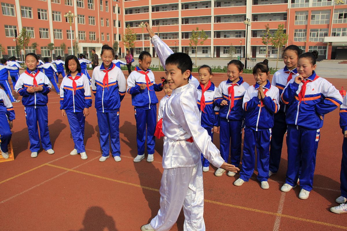 2014年11月11日,河南安阳黄县中小学生在进行武术展示.