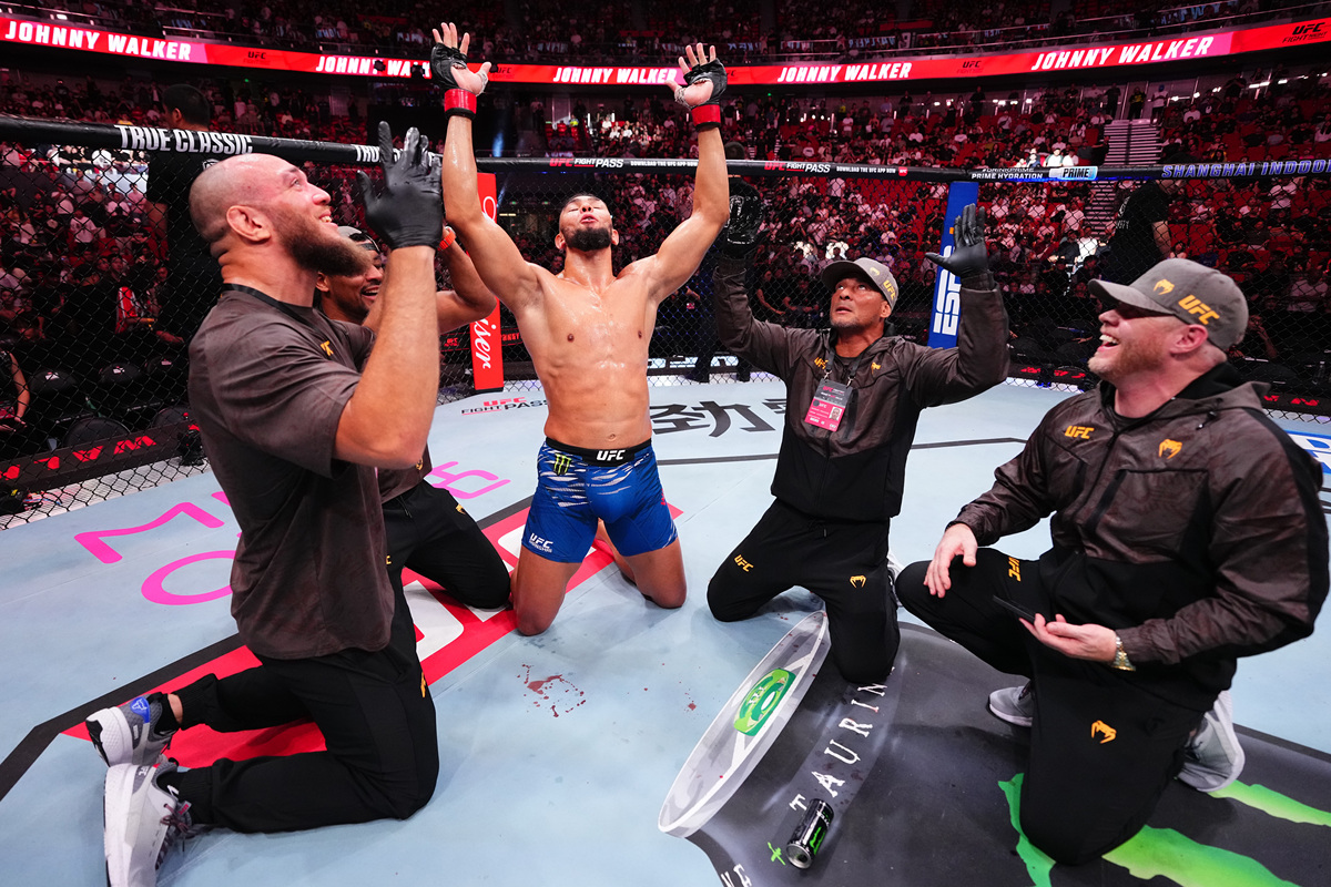 WWE1536爆笑解说：瑜伽大师Matt Riddle大战美食家Otis！