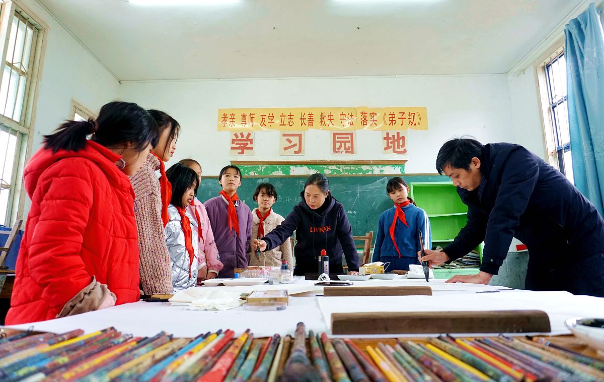 无极县野风美术中学2023年开设专业：绘画、雕塑、动画、影视设计、音乐、服装设计等