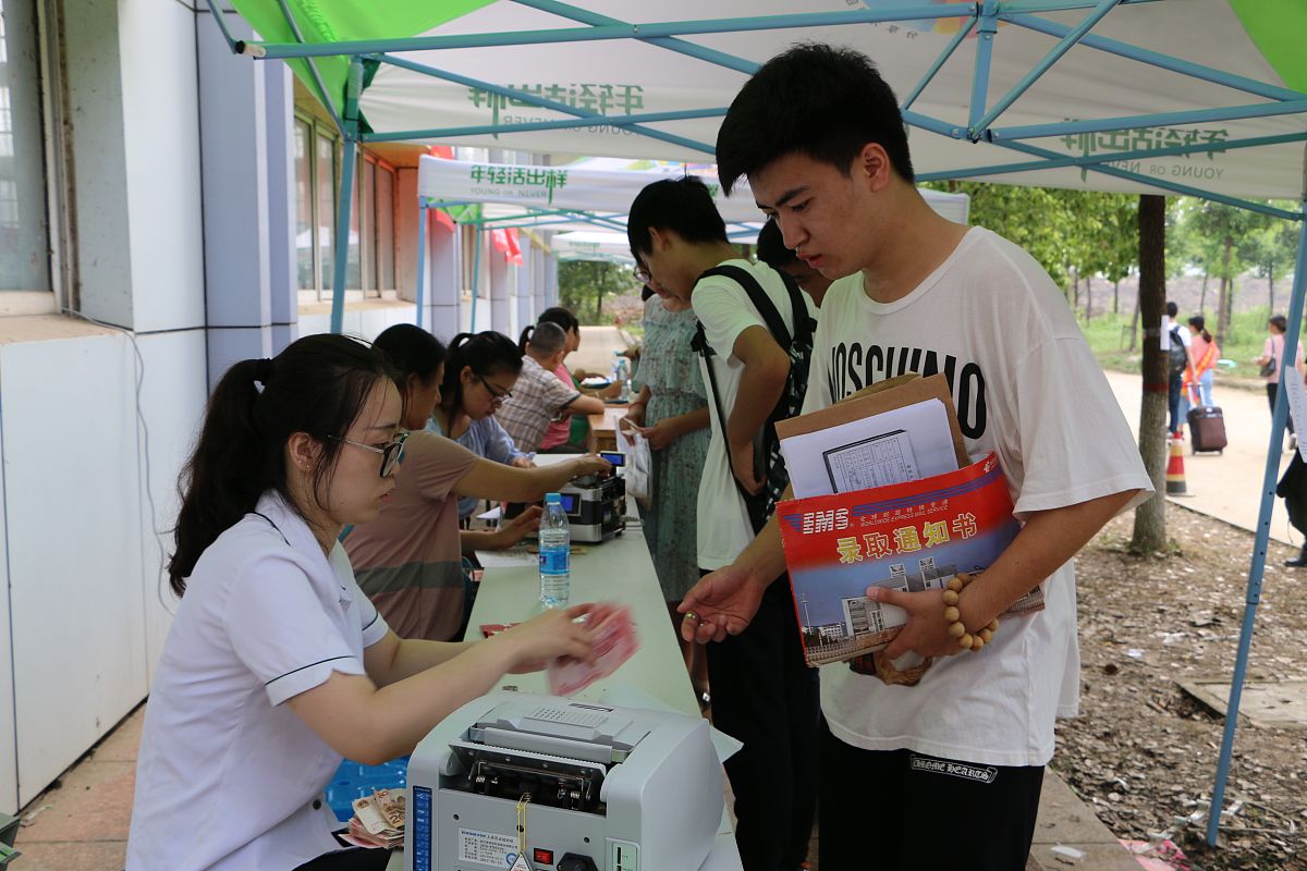 金堂卫校助学政策：奖学金、实习、就业指导、文化活动