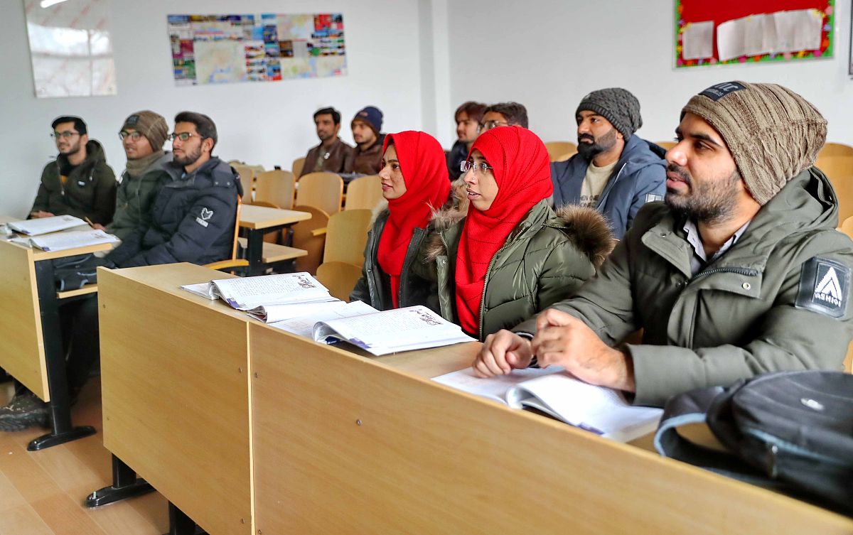 将我国边境地区引进毗邻国家的一般劳务人员管理纳入法治化的轨道更好地管理和规范外国人在华的就业促进我国的经济和社会发展。同时新的管理办法也将更好地适应当前的国际形势和市场需求为我国的外国人来华就业提供更加稳定和可持续的发展环境。