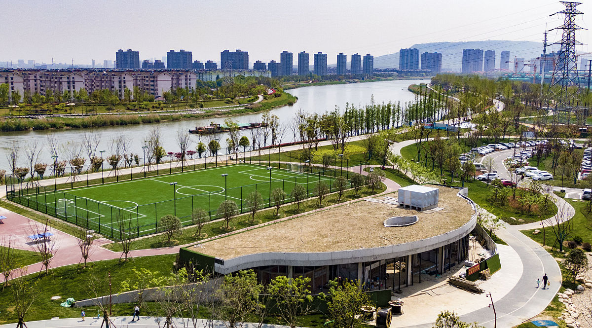 商丘市人民公园绿地违建办公楼被叫停，现已启动拆除行动