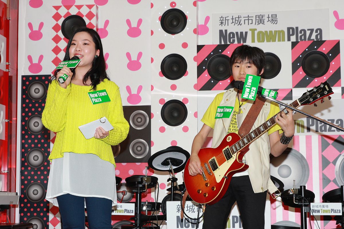 2013年3月29日,香港,13岁的日本吉他神童宫泽佑门出席复活节潮绘摇滚