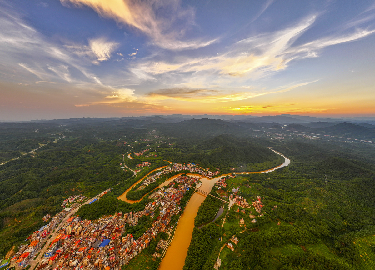 3月2日博罗融媒号在学习强国媒体发布消息称随着乡村振兴战略的实施泰康联手政府成功打造了环罗浮山乡村振兴示范带成为广东美丽乡村的典范。泰康作为示范带的合作伙伴也得到了许多益处。一方面该示范带的建设提高了泰康品牌的知名度和美誉度增强了企业形象和声誉；另一方面通过学习强国等媒体的传播进一步扩大了环罗浮山示范带的知名度吸引更多的投资和合作伙伴促进了该地区的产业振兴实现了共赢局面。帮我润色修改一下精简一下文