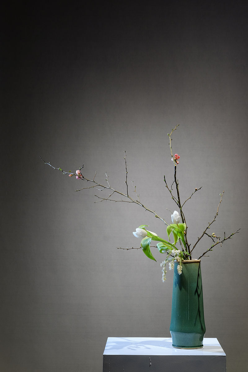 关于插花艺术和中国哲学的关系除总起段和总阶段之外中间主体一个角度为一个段落论述要集体详细有例子要求1