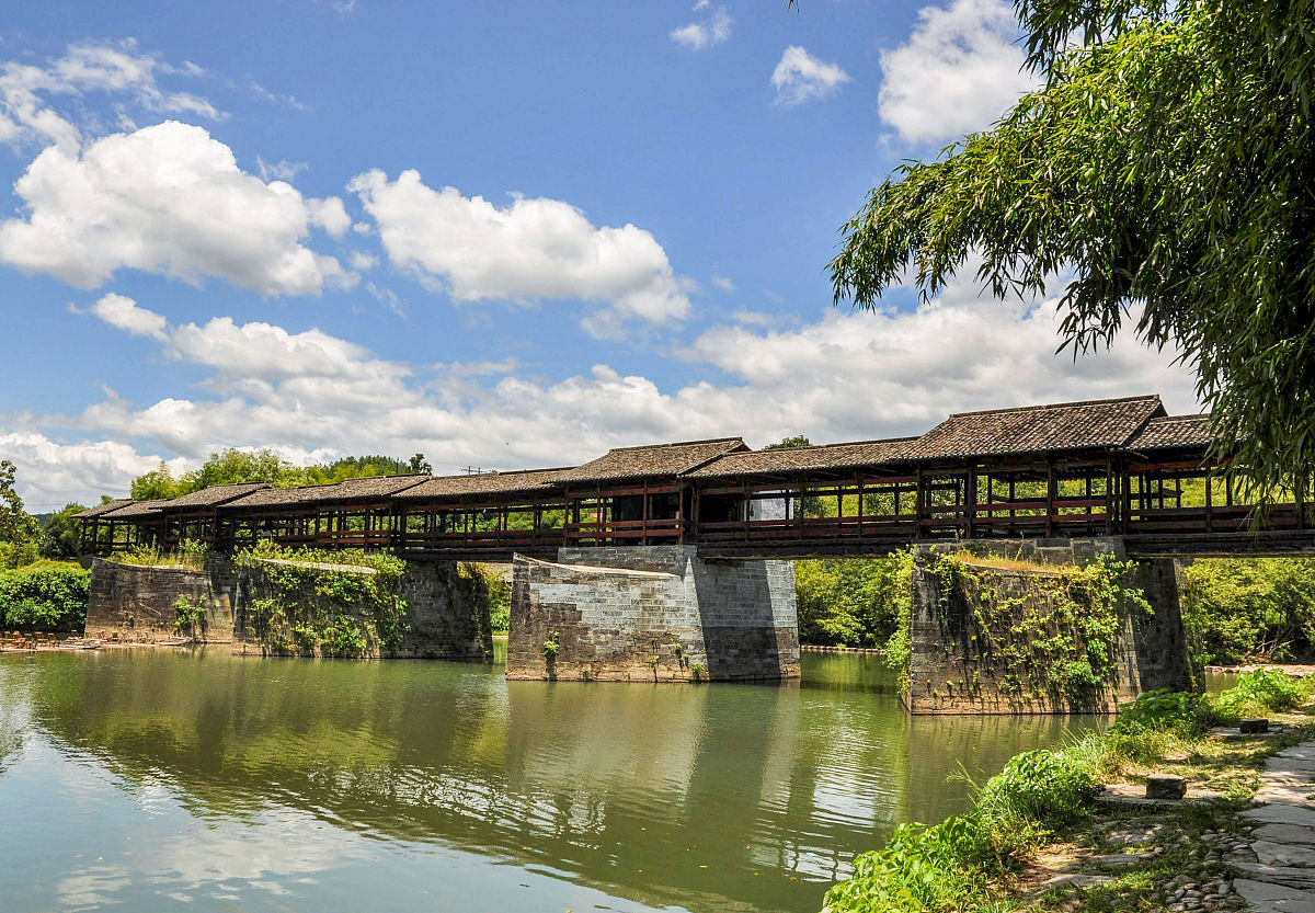 清湖桥上向北望一字铁龙入光明。请续写二句