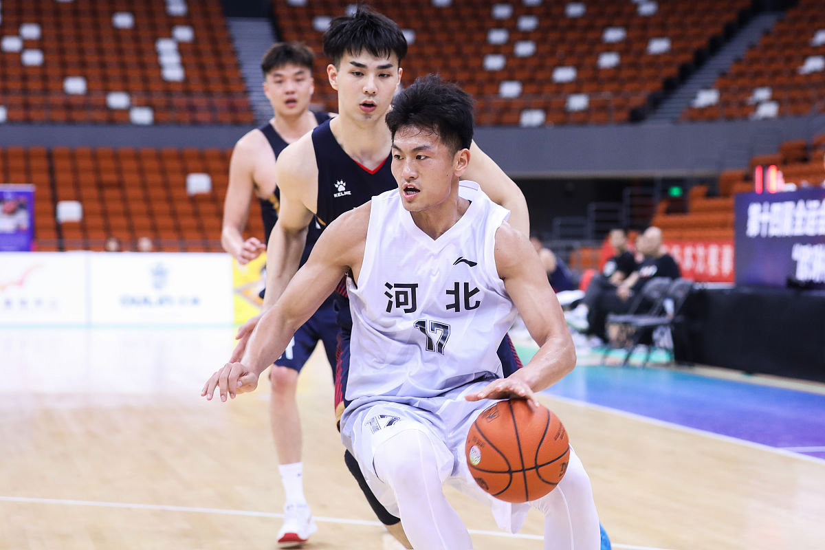 小学体育篮球课程教案：详细讲解基本规则和技能
