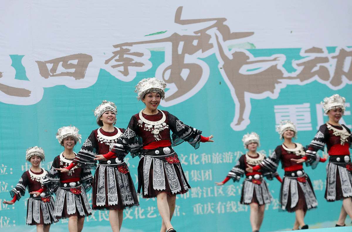 (如需下载使用,请务必署名:杨敏/视觉中国)2020年10月20日,广场舞选手