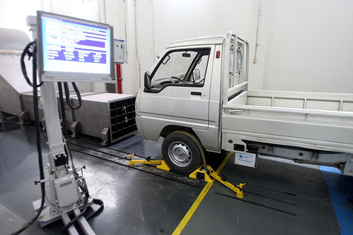 救援物资运输小车：导航、运输、自动驾驶等功能