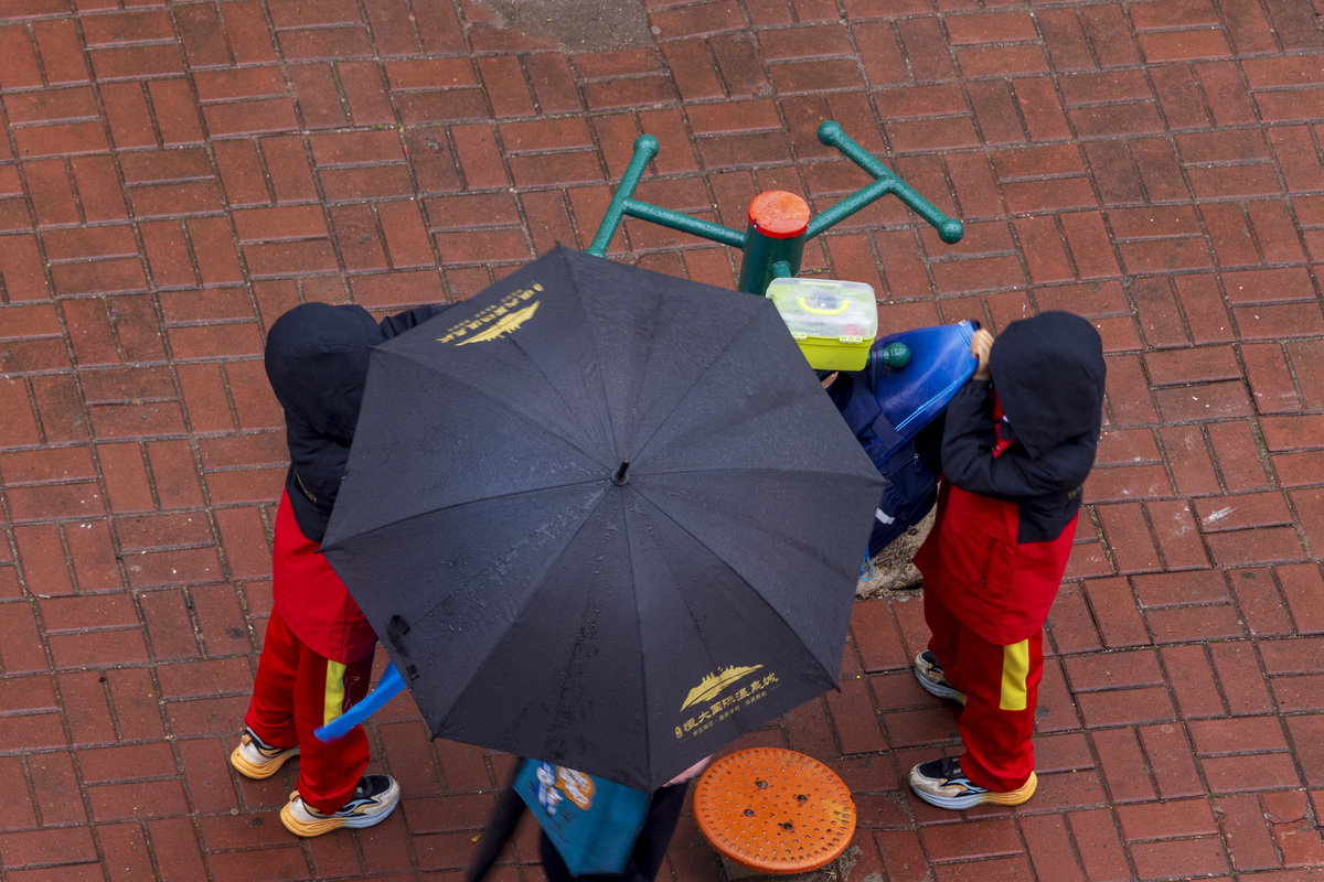 2026年4月10日,吉林市,春雨中船营区家长接孩子放学.