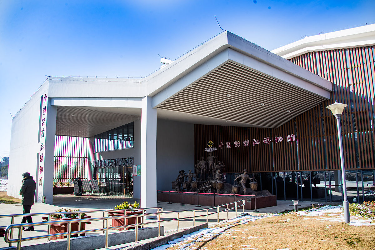 阳澄湖服务区建筑内部形容