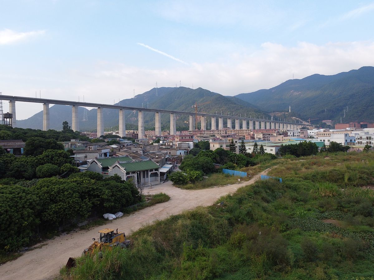 2020年10月17日,广东省东莞市清溪镇,正在建设中的赣深高铁.
