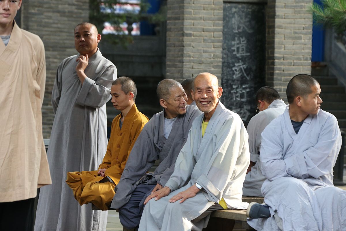 和尚意外发现钻石，用巨款修建寺庙帮助更多人