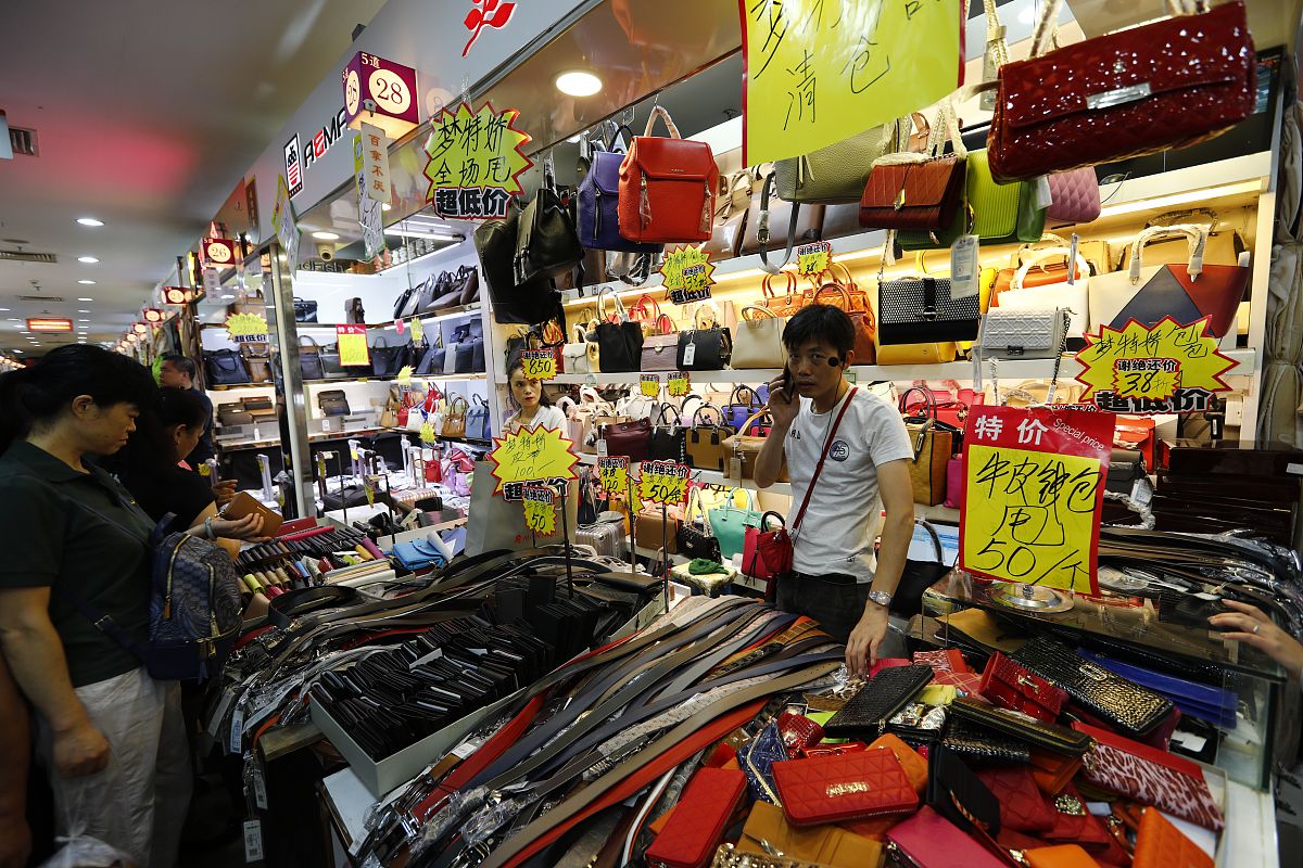 2017年9月6日,北京天意小商品批发市场里人头攒动,商家最后大甩货吸引