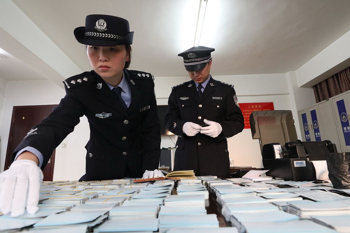 刑警大队帮我用180字详细描述