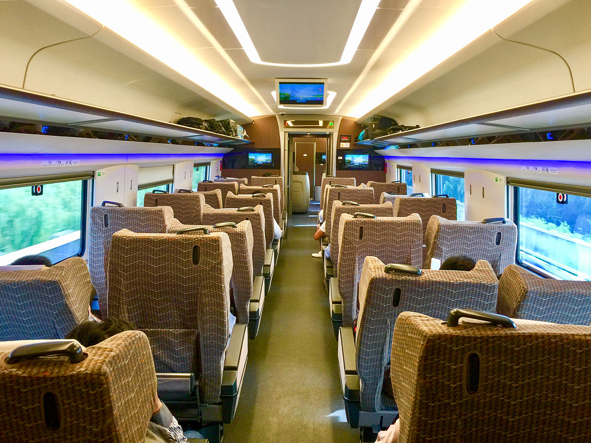 遵义坐高铁去北京最近的线路帮我用230字详细描述