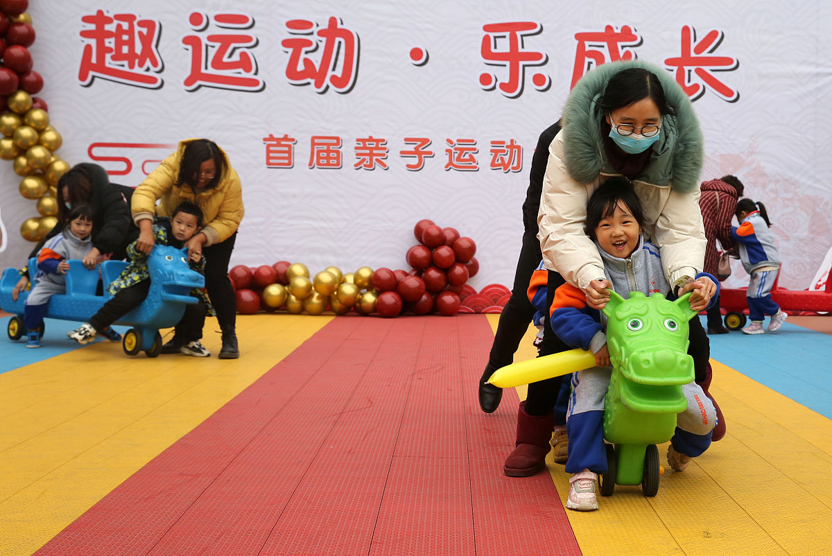 写一个商业体的六一儿童节的活动方案以亲子家庭参与为主：含以下内容活动时间：6月3日活动地点：川南新能源汽车城活动内容：1、萌宠集市展示内有小鸭子小兔子售卖红萝卜、白菜3元一包喂宠物2、儿童游园会射箭、蒙脸贴鼻子等游戏3、小吃摊位4、小丑人偶赠送气球5、卡丁车互动