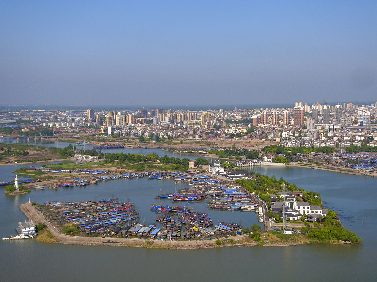 2020年4月27日, 江苏淮安,一场春雨过后,蓝天下的洪泽湖更显清澈美丽 