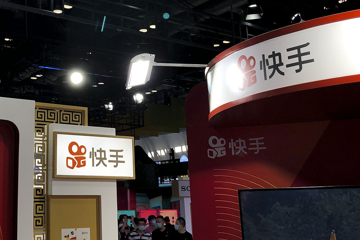 6.1 The Seller is to provide to the Buyer drafts Invoice and packing list for approval. translate to Chinese.