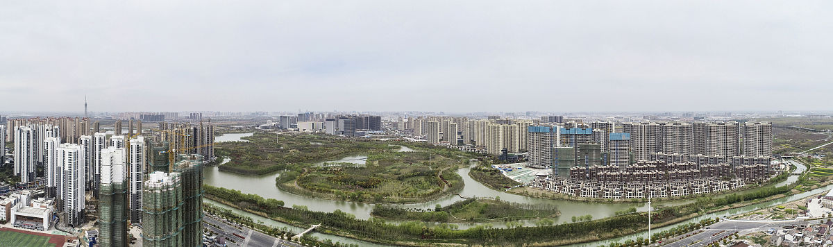 2020年4月6日,江苏淮安市,航拍建设中的城市楼盘.