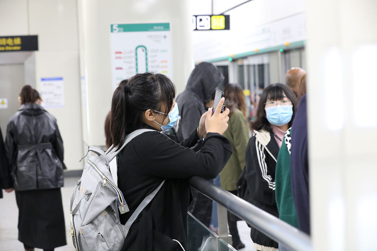 取个类似这个标题：乘坐地铁已不用戴口罩？多地地铁部门：不强制但建议佩戴