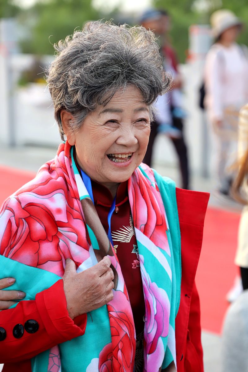 2021年4月30日,江苏盐城,某电影评奖活动.88岁的"二妹子"陶玉玲