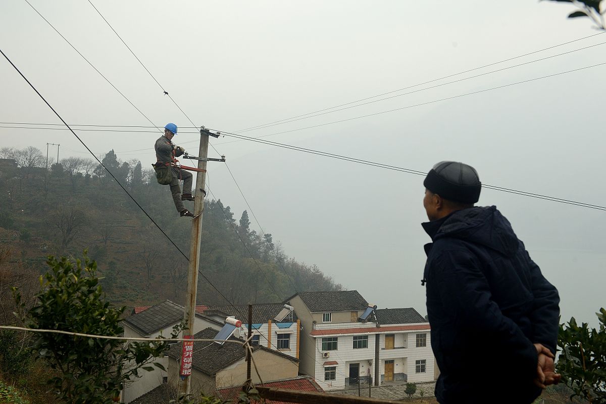 请以乡村基础设施面临的新情况、新问题及对策建议为题撰写信息主要论点有案例、数据支撑；关键表述、数据、案例须确保准确无误；数据应写明来源案例应要素完整含时间、地点、人物身份、主要情况等。