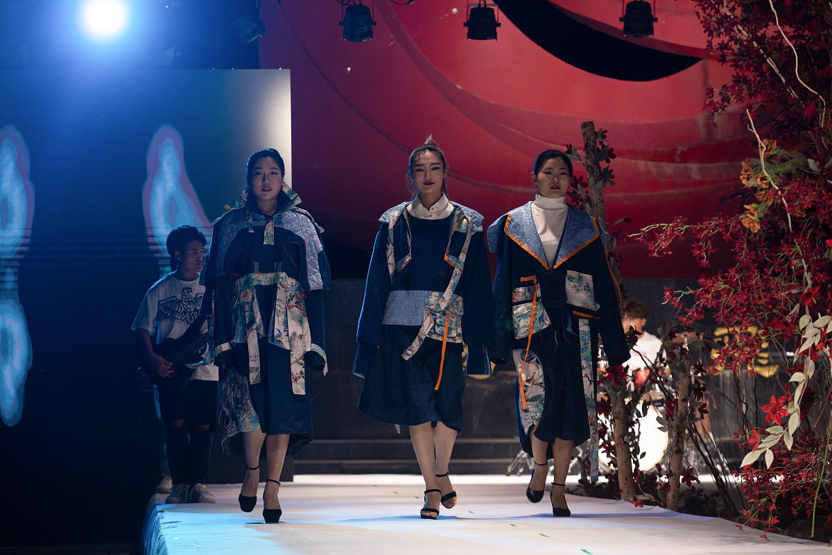 通过创新创意将不同文化元素融合在一起打造出独具特色的服装设计以此引起人们更多的关注和喜爱达到传承传统文化的目的也打造出具有文化内涵的服装设计。请将上文论述扩展描述至200字