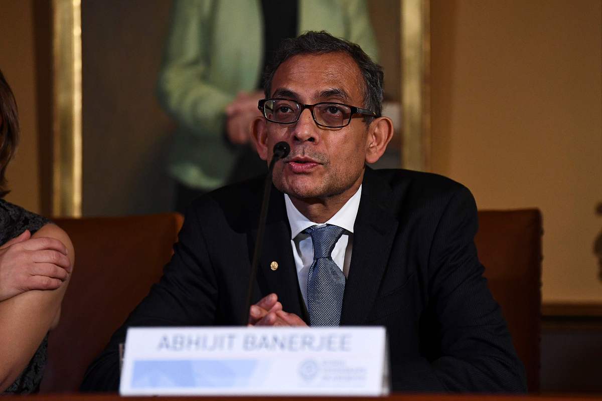 berikut ini yang menjadi latar belakang dekrit presiden oleh presiden Soekarno adalahA Banyaknya gerakan sparatis yang menyebabkan ketidak stabilan negaraB Tersendatnya pasokan pembangunan ekonomi kar