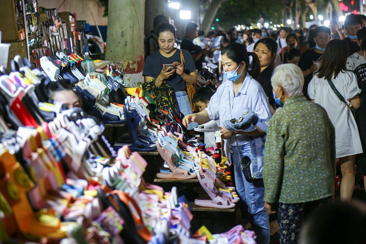2020年6月1日,郑州健康路夜市复市,前来逛街的市民熙来攘往,而商户则