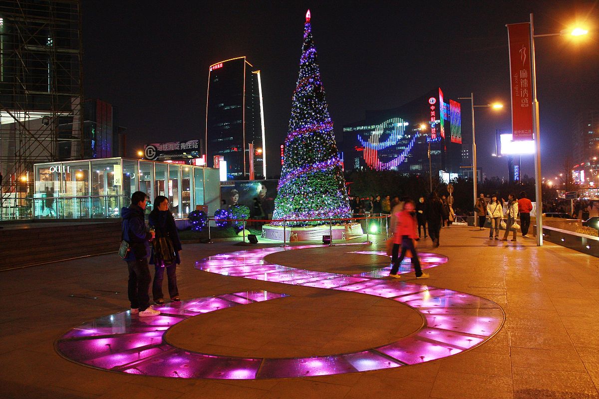 2008年11月23日晚,北京市民在中关村广场感受浓厚的节日气氛.圣诞节前