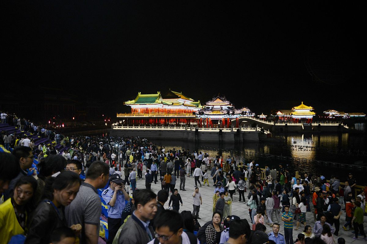 「こ、これは一体！？」「見ての通りです。あなたの体は私たちが見つけた時、すでに普通の方法では治らないほど衰弱していました。しかし女神様の奇跡によって回復を遂げたのです」「この変化もその力の副作用によるもの……でしょうか？」「どちらが本来の力でどちらが副作用かは置いておくとして、その認識で合っています」 優しく微笑むソフィア。まさかこんな力を持つ神様がいるなんて、聞いたことがない。とはいえあの状態か