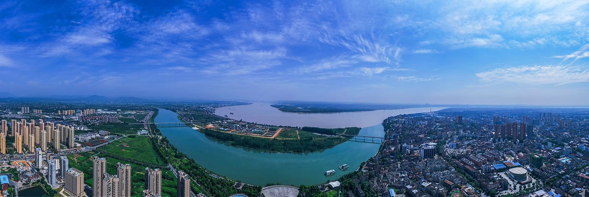 2021年7月15日,湖北省宜昌市,境内长江和清江交汇处泾渭分明的奇特景