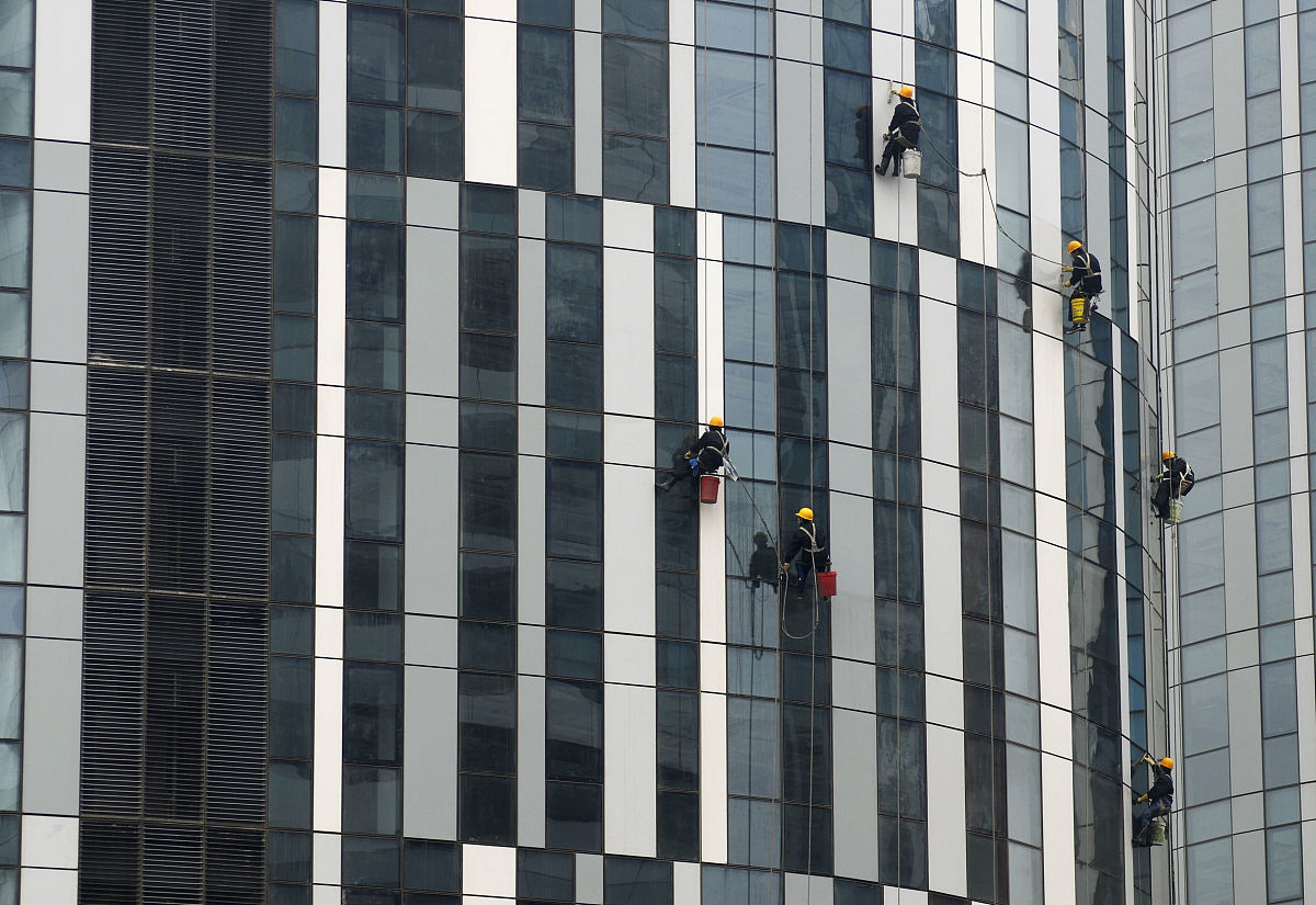 请帮我起几个清洁公司的名称主营业务包含高空外墙清洗维护玻璃幕墙清洗维护玻璃幕墙安装、更换高空空调设备安装、拆除高空钢结构维修、防腐喷砂除锈电焊钢结构房屋防水补漏工程施工外墙瓷砖修补内外墙涂刷、打胶车间清洗服务广告牌清洗安装立面绿化安装保洁服务;地毯清洁服务石材养护服务LED夜景安装。