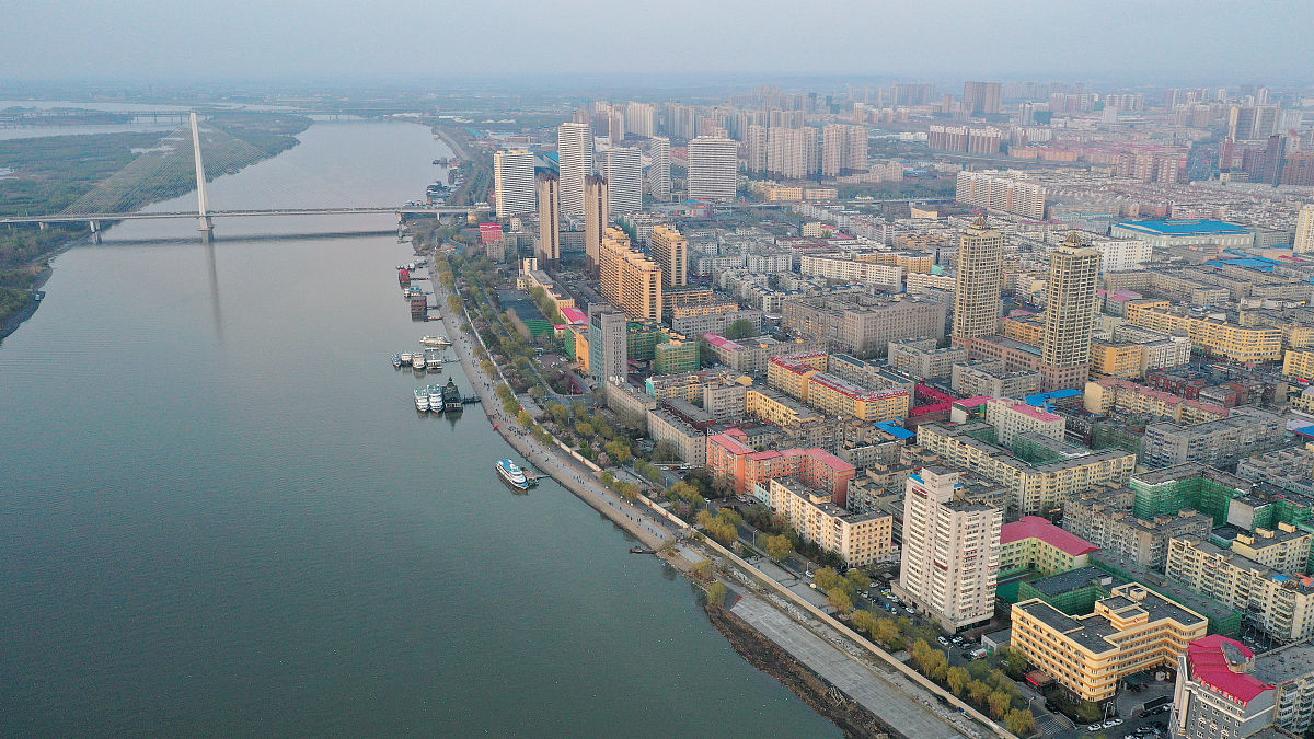 2021年5月1日,黑龙江省哈尔滨市,五月春暖,从道外松花江上俯瞰,沿江绿