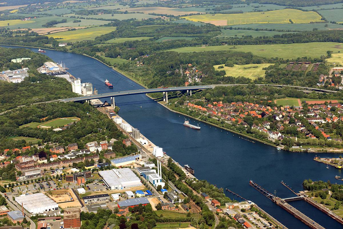 逐个列出这段英文每个单词的中文翻译、原形、词根The huge complex will probably have all the usual problems of big dams But Slovakia is bidding for independence from the Czechs and now needs a dam to prove itself