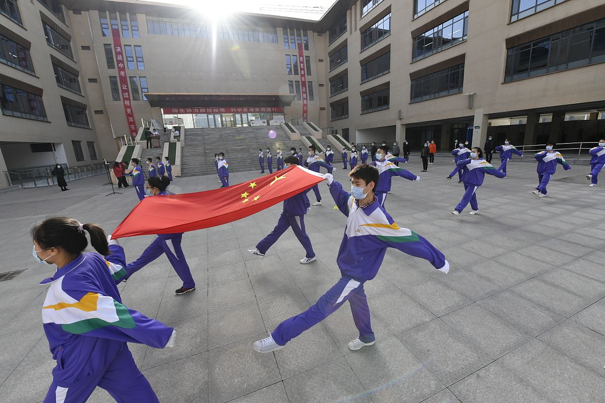 2020年4月25日,山西太原第36中学校,初三年级学生正迎着朝阳举行视频