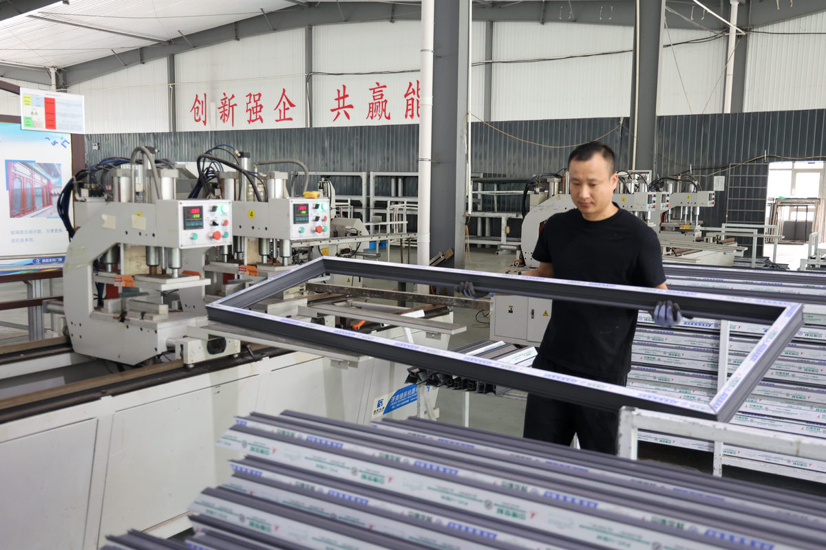 ZR-M-S65型自动化纳米绝热板生产线设备是我公司于2020年11月底完成开发设计2020年12月委托青岛某精密自动化公司定制生产设备总长42米生产线总功率185Kw共有四个总成结构即：自动化上料系统、红外烘干定型系统、微波烘干系统和自动化切割系统。