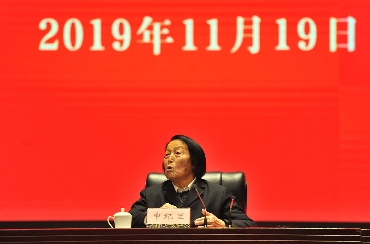 你是金融公司后勤管理方面的子公司总经理公司目前正在开展作风建设年活动请从关于精神状态方面查摆是否自觉遵守劳动纪律、会风会纪注重仪容仪表规范得体；是否存在精神萎靡不振消极躺平心态；是否满足于过去的习惯做法和标准缺少奋斗和创新的激情与勇气等问题。查摆从以上方面容易出现的问题并提出改进措施。