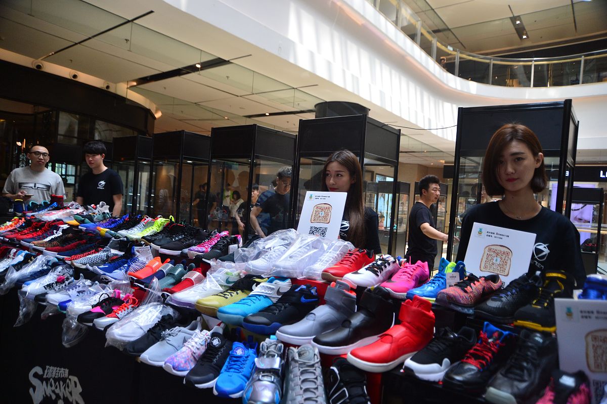 我们来玩一个游戏现在你是一名商人你从事球鞋买卖你该如何将鞋在贵阳市场大卖具体会用什么营销策略以及如何寻找需求和市场