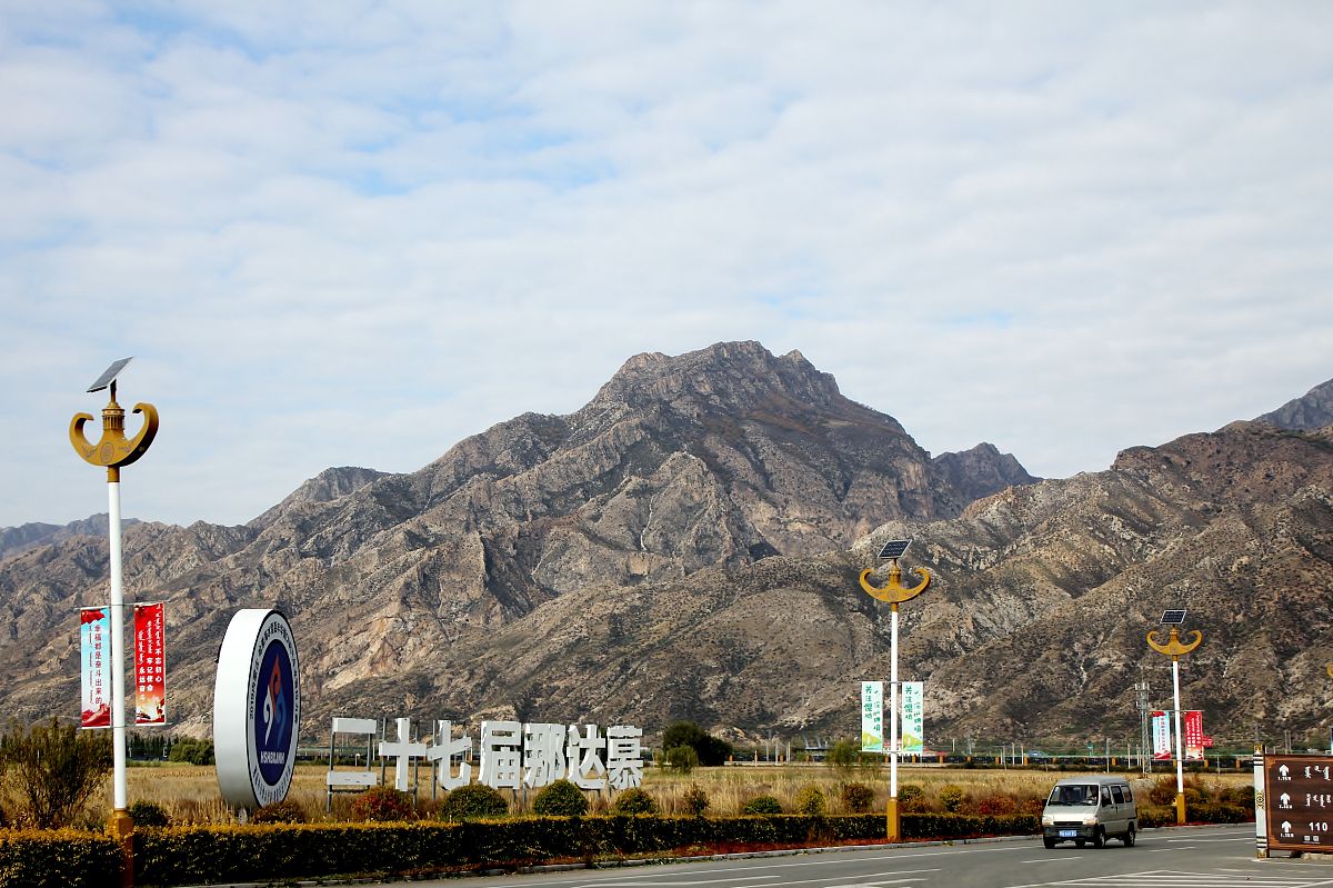 仿照唐代边塞诗人的风格写一首关于边塞七言诗