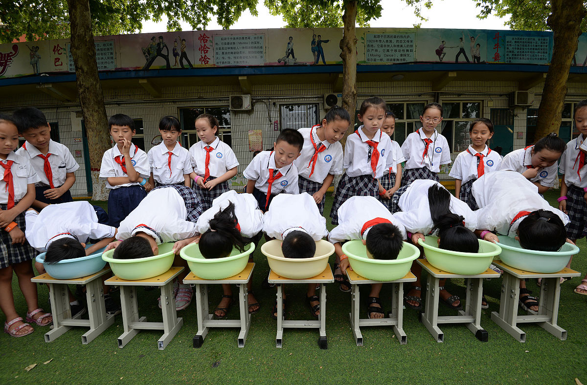 2019年7月4日,河北省邯郸市明珠实验小学的学生们做预防游泳溺水演练.