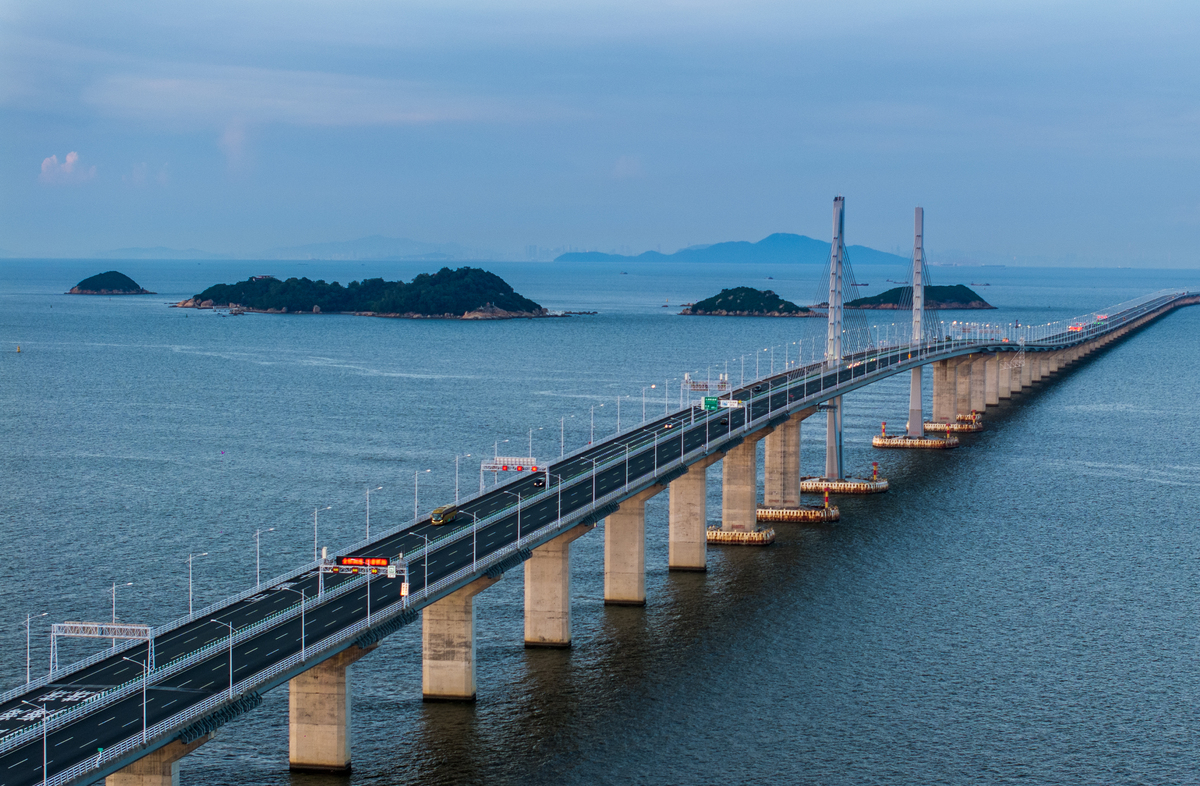 还有世界第一长的丹昆特大桥、全球第一座六线铁路的大胜关大桥、目前世界上最长的港珠澳跨海大桥都为世界桥梁的建设树立了新标志。大桥的建设不仅仅是沟通了桥两岸的人们更是打通了两岸的经济通道。促进城市群的建设辐射区域性经济发展缩短地域结构性的贫富差距;促进现代化经济建设发展带动就业、拉动内需激发中国市场活力;促进中国制造向中国创新方向转变突破创新、印发中国新技术靓丽名片提升国际影响力。一张张由钢筋混泥土编