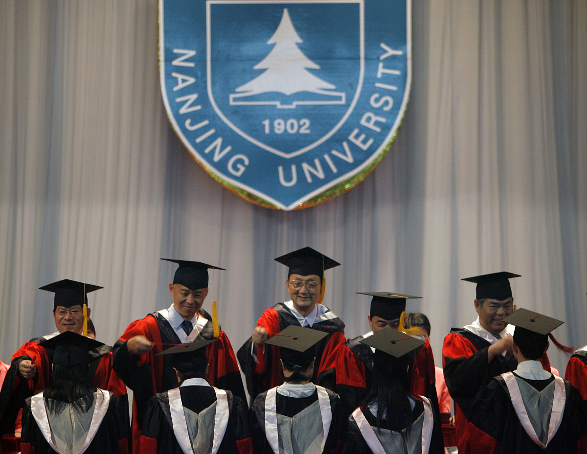 根据调查及表格显示，在调查我校在职的 10 位教师中，大多数都处在 30-40 岁的年龄段，相对年轻，在学历层面，多数教师均为本科学历，研究生学历的教师数量较少。由此看见，目前我校的音乐学科师资配备力量情况还比较乐观。