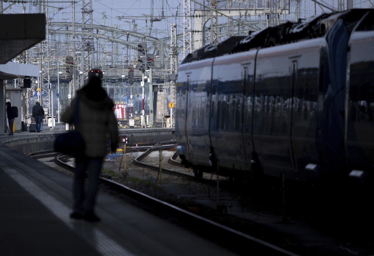 日本多条铁路线路停运，交通出行受到严重影响