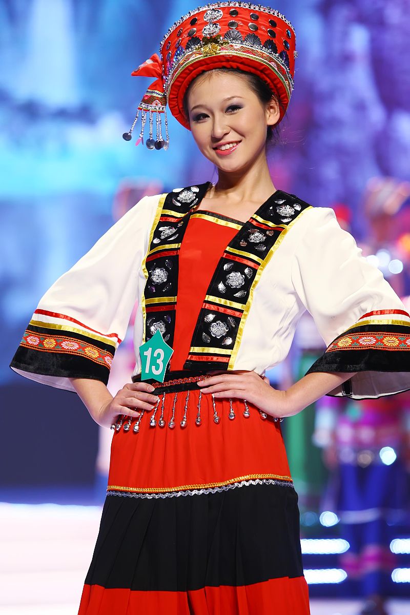 选手 演绎 少数民族 服饰 . 2007年 11月 25日 , 南宁 , 2007 中国 模