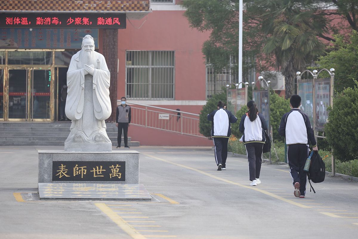 2020年5月6日,山东泰安,岱岳区山口镇第二中学初中毕业年级学生开学返
