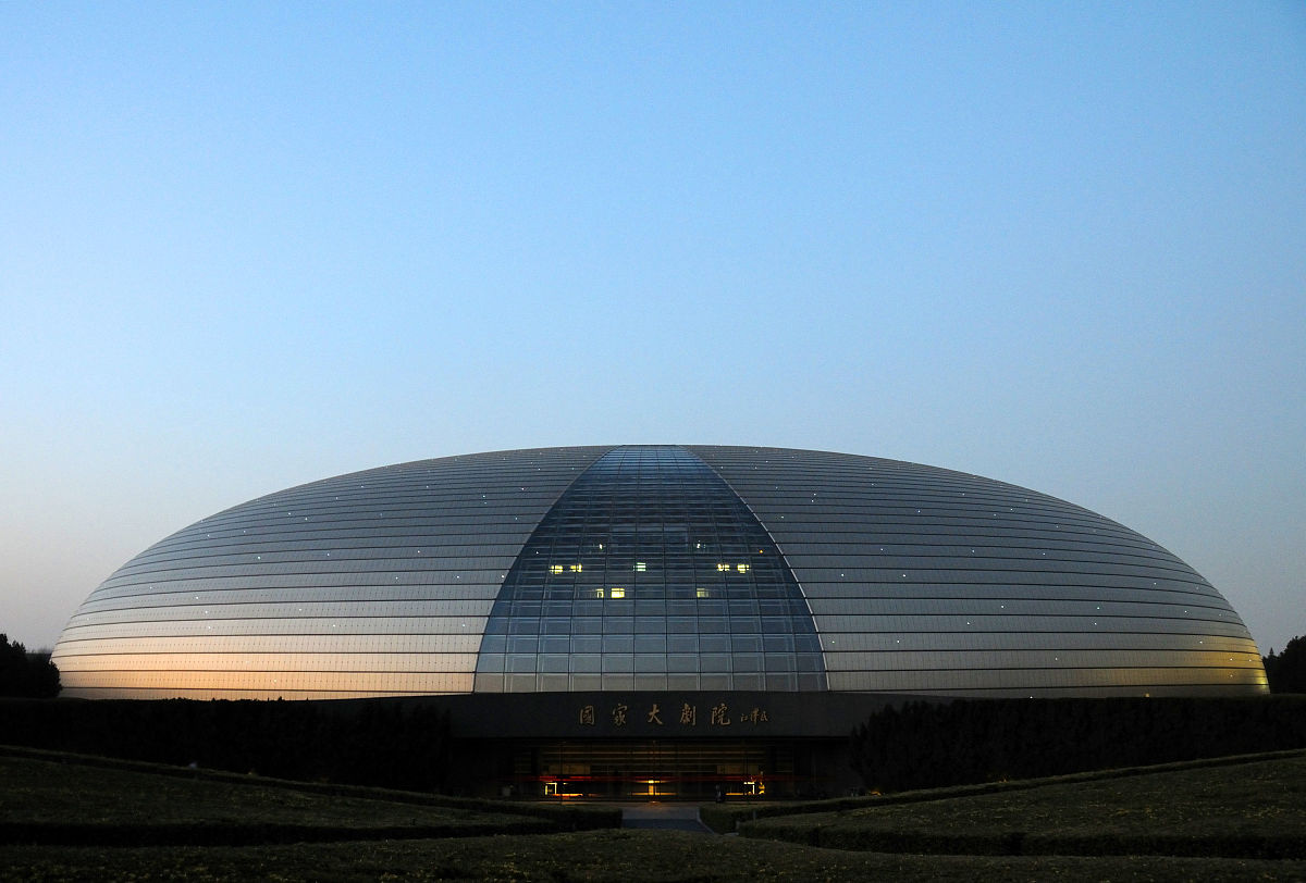   2016年12月01日,北京,在一股冷空气的作用下迎来短暂蓝天,碧空如洗,