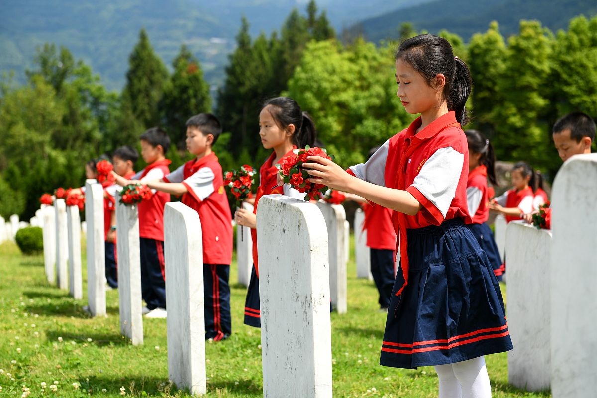 小学思政教育落实方法：课程、活动、管理、家庭、社团