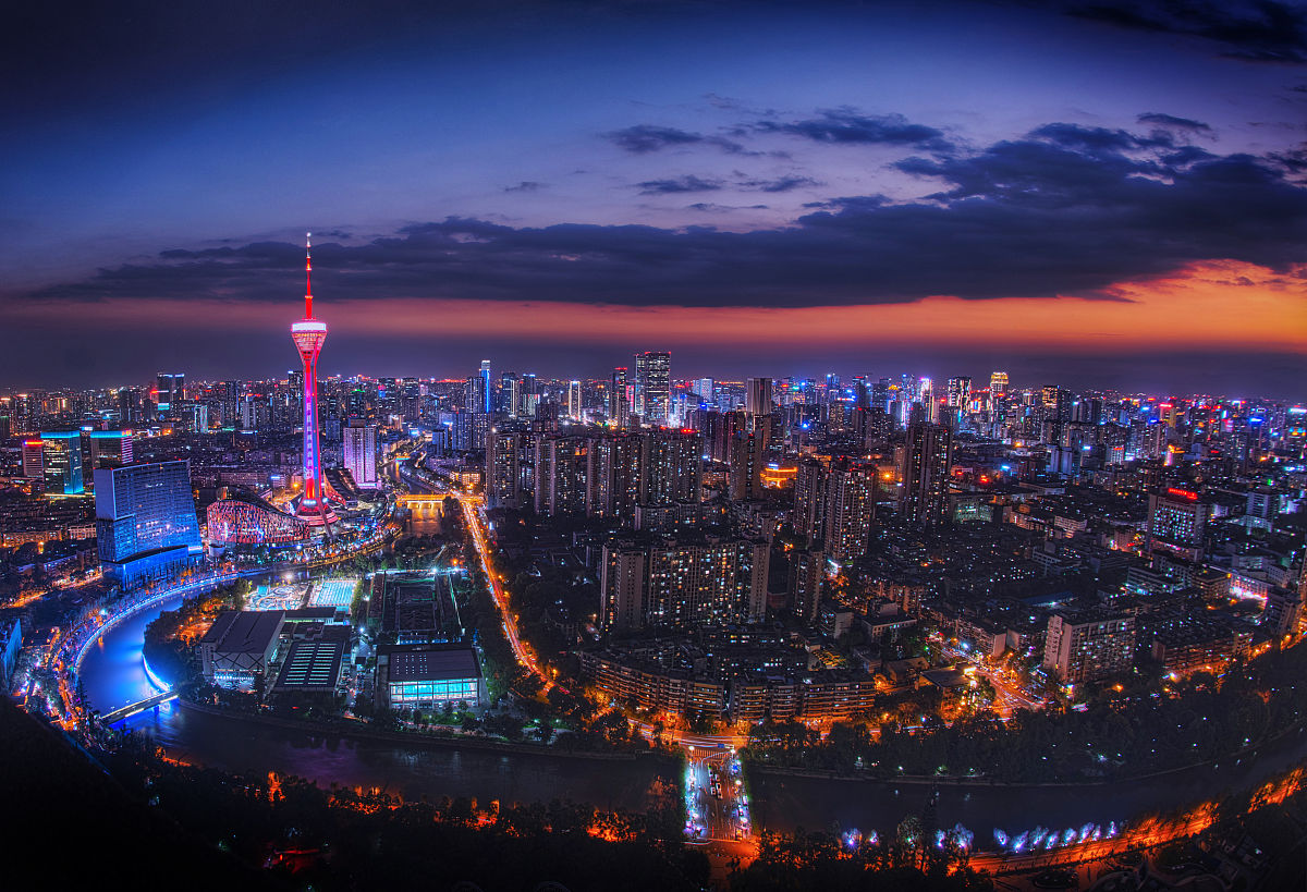 (如若下载使用,请务必署名:红星新闻 陶轲)2020年8月26日,成都,站在成